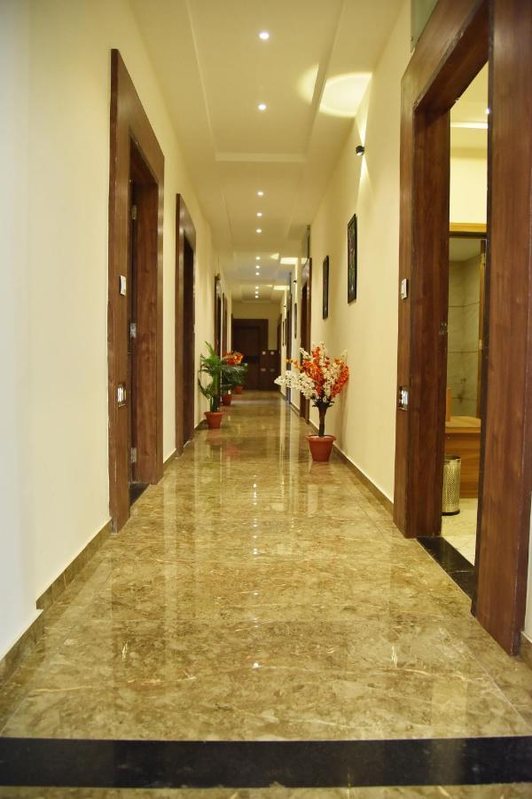Hotel Krishna Palace Ананд Экстерьер фото